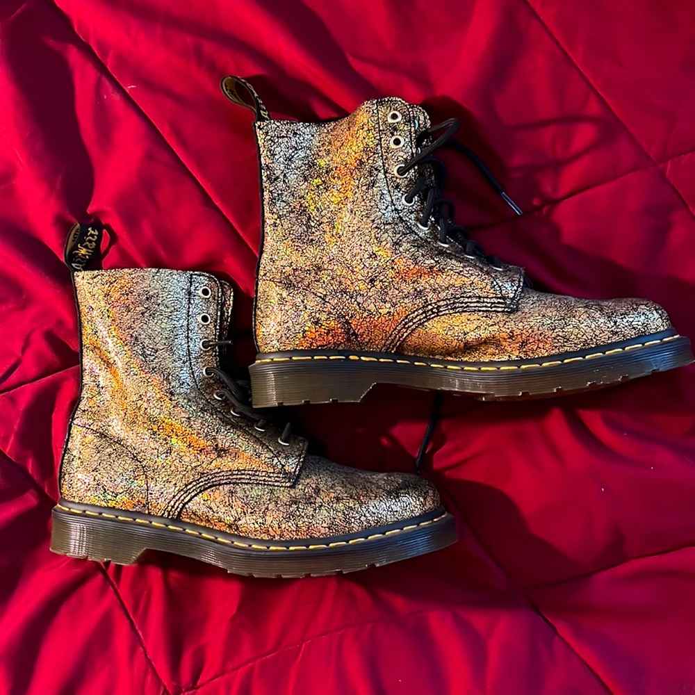 1460 PASCAL METALLIC LEATHER LACE UP BOOTS in GOLD IRIDESCENT CRACKLE sz 11/8.5